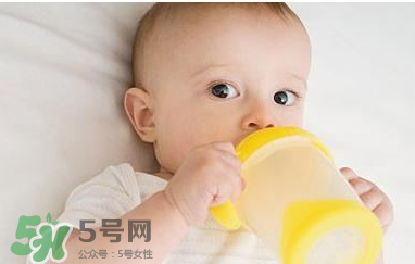 母乳寶寶要比喂奶粉的寶寶體質(zhì)好嗎 母乳比奶粉營養(yǎng)嗎？