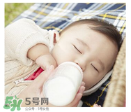 母乳寶寶要比喂奶粉的寶寶體質(zhì)好嗎 母乳比奶粉營養(yǎng)嗎？