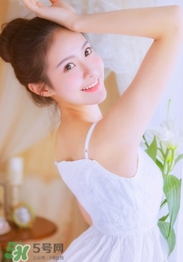 化完妝臉上出油是什么原因？化完妝臉上出油怎么辦？