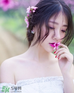 化完妝臉上出油是什么原因？化完妝臉上出油怎么辦？