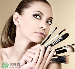 化妝后臉癢是怎么回事？化妝后臉癢怎么辦？