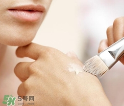 化妝后臉癢是怎么回事？化妝后臉癢怎么辦？