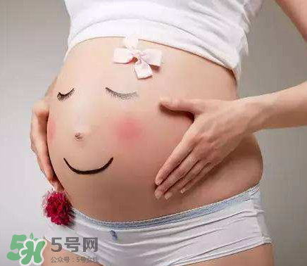 妊娠紋到底是怎么樣形成的？妊娠紋形成的原因是什么