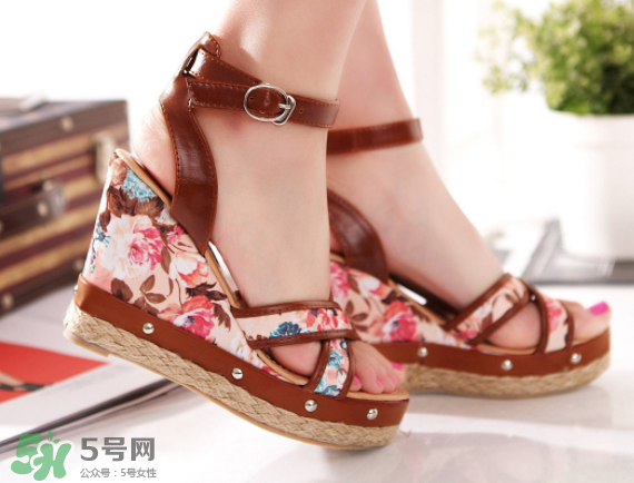 夏天穿涼鞋腳出汗怎么辦？夏天穿涼鞋腳臭怎么辦？