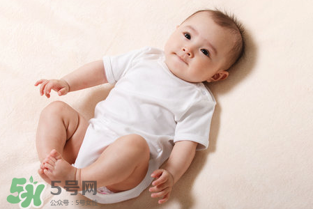 母乳喂養(yǎng)胸部一大一小怎么辦？母乳喂養(yǎng)會(huì)導(dǎo)致胸不對(duì)稱(chēng)嗎？