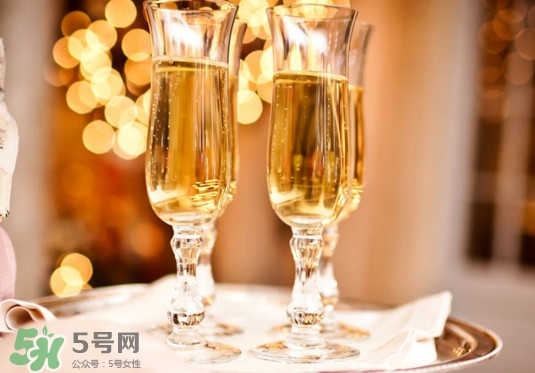 香檳是什么做成的？香檳有甜味的嗎