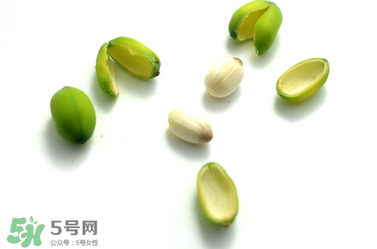 蓮蓬子中間的芯能吃嗎？蓮蓬子的功效與作用