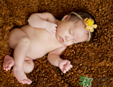 新生兒吃母乳一次吃多久？新生兒吃母乳一次十分鐘正常嗎？