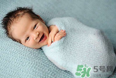 新生兒吃母乳一次吃多久？新生兒吃母乳一次十分鐘正常嗎？