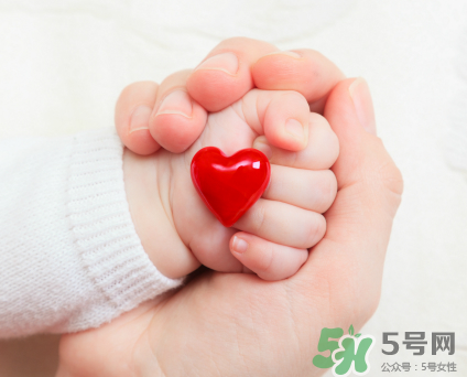 新生兒吃母乳需要喝水嗎？新生兒需不需要要喝水？