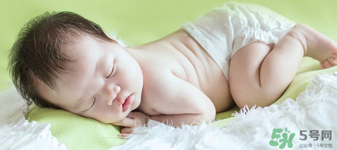 新生兒吃母乳需要喝水嗎？新生兒需不需要要喝水？