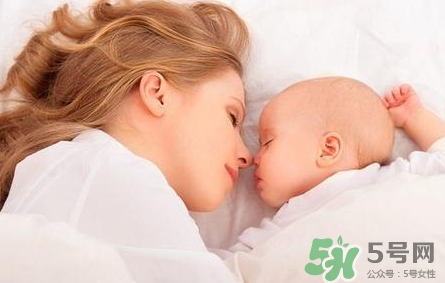 新生兒吃母乳需要喝水嗎？新生兒需不需要要喝水？