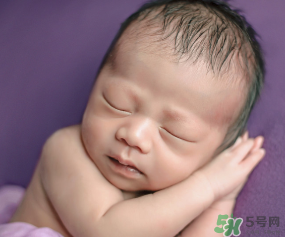 新生兒吃母乳拉稀是怎么回事？新生兒吃母乳拉稀怎么辦？