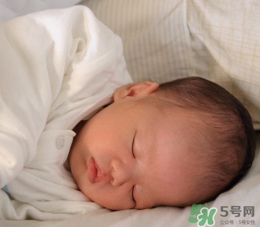 新生兒吃母乳拉稀是怎么回事？新生兒吃母乳拉稀怎么辦？