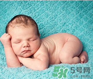 新生兒吃母乳拉奶瓣是怎么回事？新生兒吃母乳會拉奶瓣嗎？