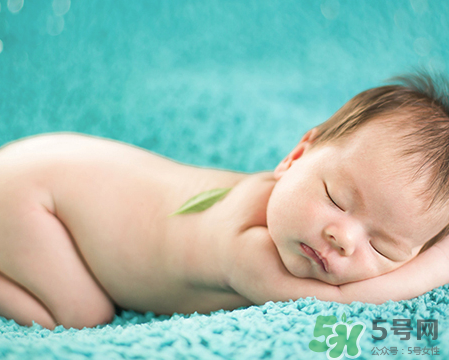 新生兒吃母乳拉奶瓣是怎么回事？新生兒吃母乳會拉奶瓣嗎？
