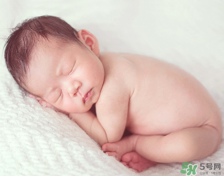 新生兒吃母乳拉奶瓣是怎么回事？新生兒吃母乳會拉奶瓣嗎？