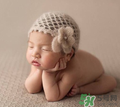 新生兒吃母乳會(huì)撐到嗎？新生兒吃母乳會(huì)吃撐嗎？