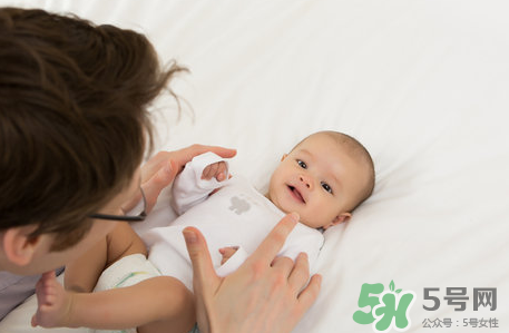 新生兒吃母乳放屁拉稀正常嗎？新生兒吃母乳拉黃水正常嗎？