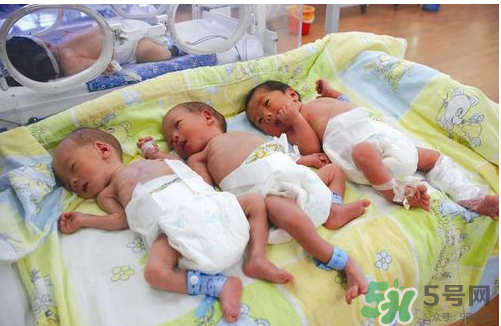 新生兒吃母乳放屁拉稀正常嗎？新生兒吃母乳拉黃水正常嗎？
