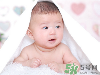 新生兒吃母乳放屁拉稀正常嗎？新生兒吃母乳拉黃水正常嗎？