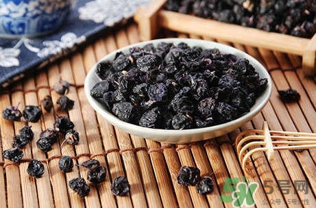 黑枸杞能和蜂蜜一起喝嗎？蜂蜜可以和黑枸杞一起喝嗎