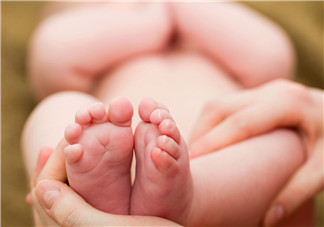 新生兒吃母乳拉奶瓣是怎么回事？新生兒吃母乳會(huì)拉奶瓣嗎？
