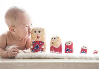 新生兒吃母乳放屁拉稀正常嗎？新生兒吃母乳拉黃水正常嗎？