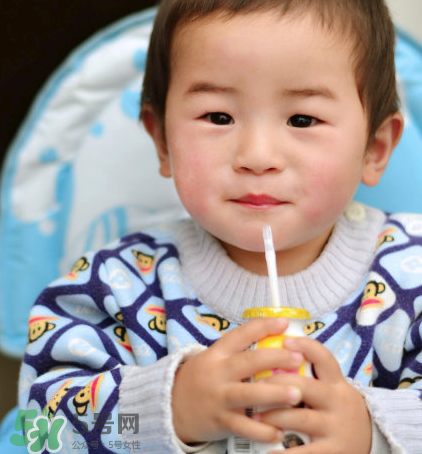 兒童能喝老年人奶粉嗎？老年人奶粉小孩能不能喝？