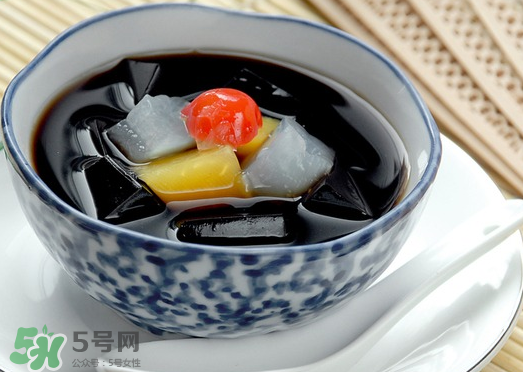 龜苓膏是烏龜做的嗎？龜苓膏是什么做的？