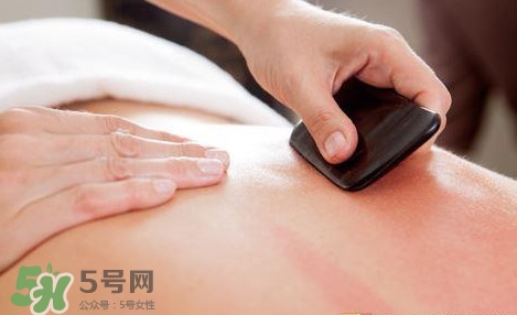 刮痧出現(xiàn)黑紫說明什么？感冒刮痧刮哪個(gè)部位