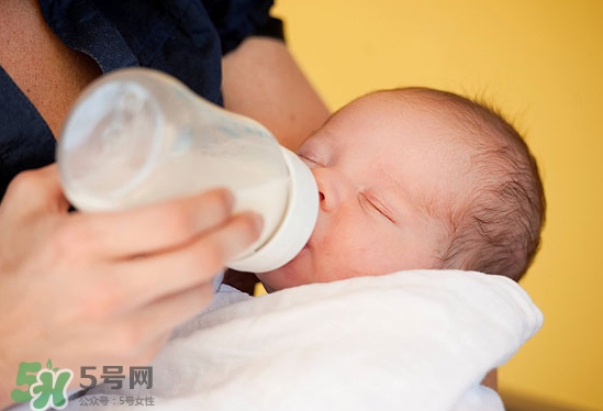 嬰兒吐奶和嘔吐的區(qū)別？怎么判斷嬰兒是吐奶還是嘔吐？
