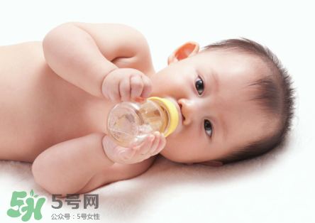 嬰兒吐奶和嘔吐的區(qū)別？怎么判斷嬰兒是吐奶還是嘔吐？