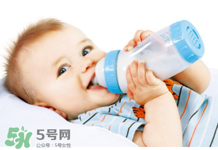 嬰兒吐奶和奶粉有關(guān)系嗎？嬰兒吐奶需要換奶粉嗎？