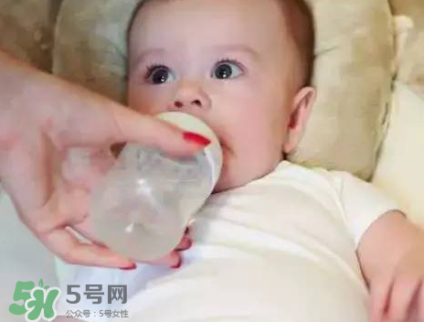 嬰兒吐奶有黃水怎么辦？嬰兒吐奶會吐黃水嗎？