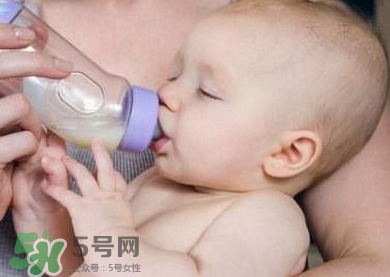 嬰兒吐奶有黃水怎么辦？嬰兒吐奶會吐黃水嗎？
