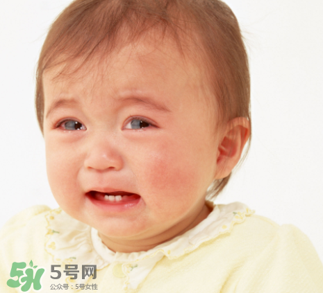 寶寶吐奶和哭有關(guān)系嗎？寶寶哭會(huì)引起吐奶嗎？