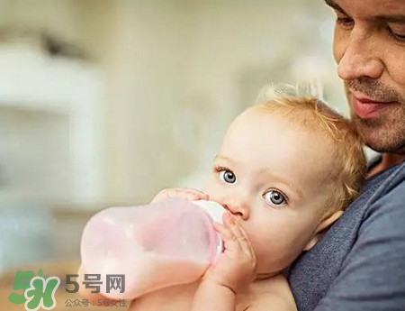嬰兒吐奶和溢奶的區(qū)別 嬰兒溢奶和吐奶有何不同？