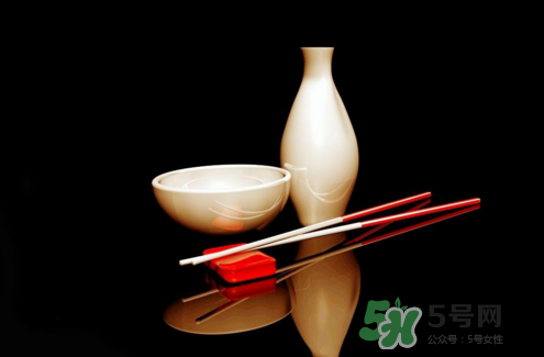 三伏天可以喝白酒嗎？三伏天喝白酒好還是啤酒？