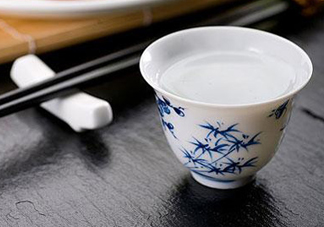 三伏天可以喝白酒嗎？三伏天喝白酒好還是啤酒？
