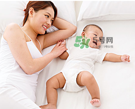 低齡寶寶家庭親子游戲介紹 適合低齡寶寶的親子游戲有哪些？