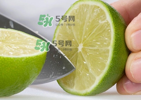 青檸檬泡完水皮怎么變顏色了？青檸檬怎么腌制好