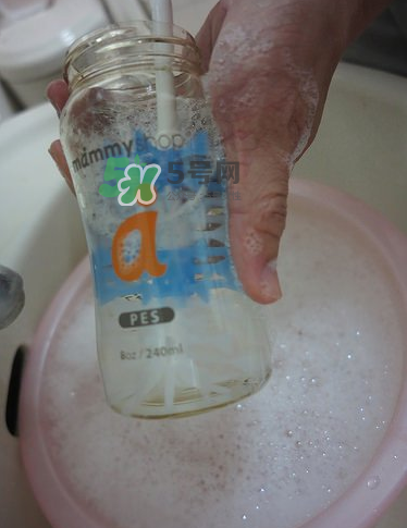 奶瓶刷尼龍的好還是海綿的好？洗奶瓶的正確方法