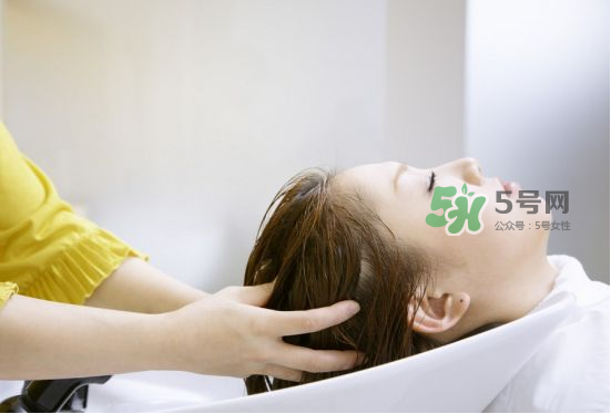 三伏天坐月子能洗頭嗎？三伏天坐月子多久可以洗頭？