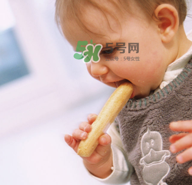 寶寶沒長牙能吃磨牙棒嗎？寶寶沒長牙可以吃磨牙餅干嗎？