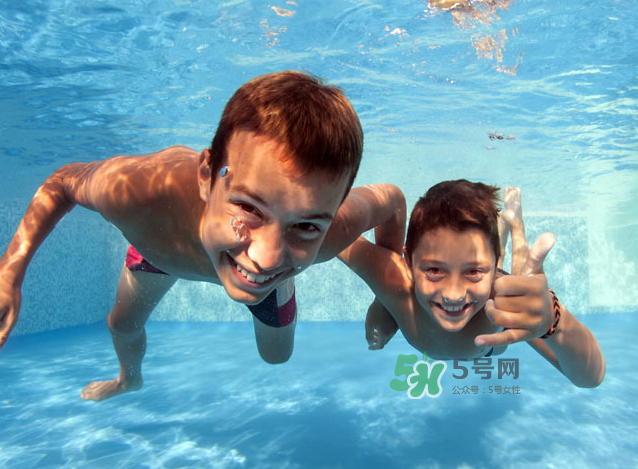 游泳為什么要穿泳衣？為什么游泳要穿泳衣？