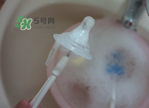 奶瓶刷尼龍的好還是海綿的好？洗奶瓶的正確方法