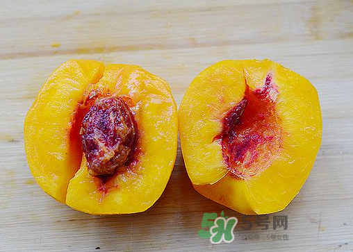 來月經(jīng)可以吃黃桃嗎？大姨媽來了可以吃黃桃嗎？