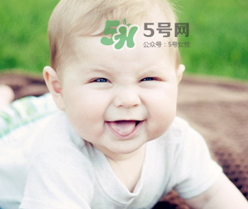 夏天寶寶頭上長紅疙瘩怎么回事？夏天寶寶頭上長東西怎么辦？