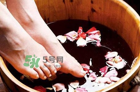 醋泡腳要加水嗎？醋泡腳用熱水還是冷水？
